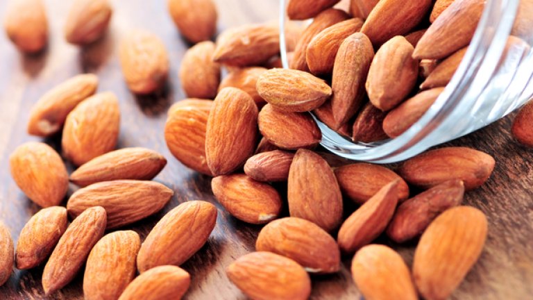 Бадеми
Един джогър трябва да яде по една шепа бадеми най-малко три до пет пъти седмично. Ядките, и особено бадемите, са отличен източник на витамин Е, антиоксидант, който липсва много на бегачите, защото много малко храни са добър източник да си го набавим. Проучванията показват, че яденето на ядки по няколко пъти на седмица намалява нивото на холестерола и намалява риска от сърдечно-съдови заболявания. Формата на витамин E, който се намира в ядките се нарича гама-токоферол (форма, които обикновено не се намира в добавките) и може да помогне за защита срещу рак.
Как да ги ядем: Добавете бадеми и други ядки към салатата или макароните ястия, използвайте ги като украса на различни печива или ги прибавете към купичката си с мюсли. Комбинирайте с нарязани сушени плодове, соеви ядки и шоколадови парченца за здравословна и вкусна закуска. Ядките се съхраняват в буркани или вакуумирани торбички на хладно и сухо място, далеч от пряка слънчева светлина – така ще ги запазите в продължение на около 2 до 4 месеца. Съхраняването им във фризер ще им даде допълнително още месец или два живот.