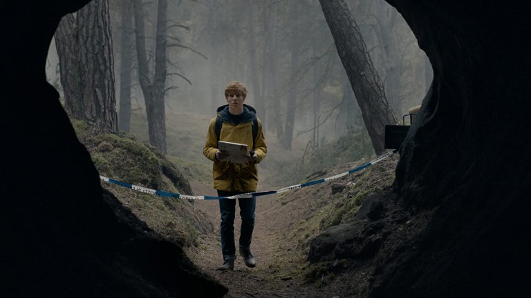 Dark (Netflix) - сезон 3 - 27 юниМного от почитателите на мистериозния немски сериал, често сравняван със Stranger Things, не се радват, че този сезон ще е последен. Нишката в него се разплита от първия сезон през 2017 г. насам с историята за едно изчезнало момче, която постепенно се завърта и около концепцията за пътуване във времето. С него са обхванати и историите на три поколения със сложни отношения в измисления немски град Винден, а ако ви звучи объркано, такова е, но всеки, който е гледал двата сезона знае, че е и също толкова запленяващо.