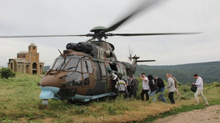 Екипи на армията, Гражданска защита и Гранична полиция евакуират хората, каза вътрешният министър Цветлин Йовчев