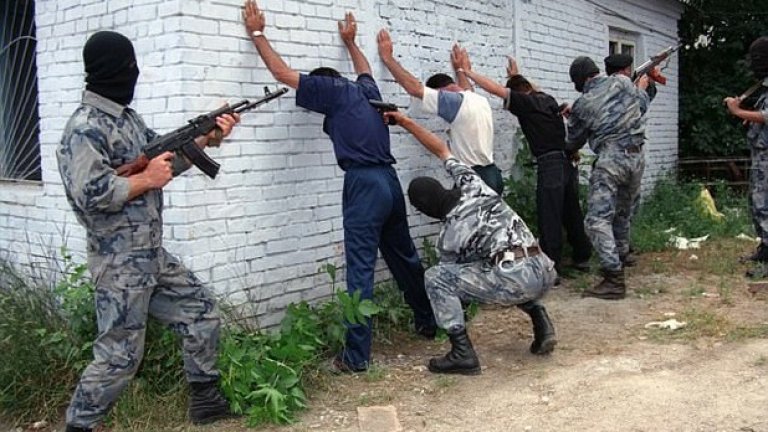 ЕП призовава незаконно задържаните лица да бъдат освободени.