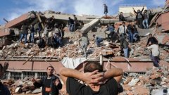 Най-тежко от земетресението пострада турският окръг Ван, където ранени са над 1090 души, разрушени са десетки сгради и над сто са загиналите