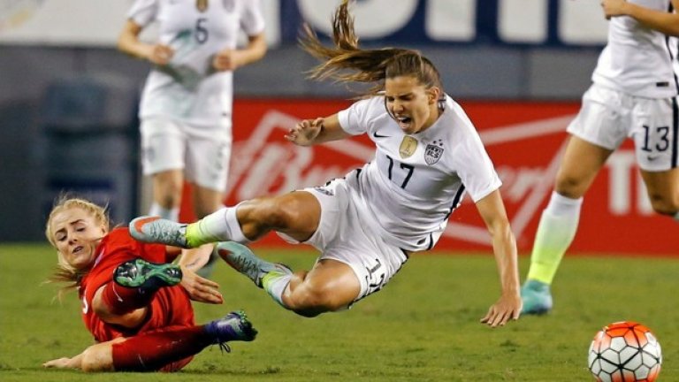 Когато играят САЩ и Канада - непримири съперници в женския футбол, често се виждат такива влизания.