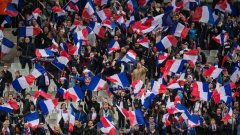 Франция повежда с 2:0, а феновете възторжено веят националните трибагреници. Остановката е сюрреалистична - мачът се играе, публиката пее и не знае какво се случва, а журналистите, които имат интернет трескаво следят какво се случва по улиците на Париж.