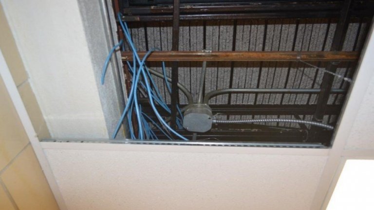 Мястото в тавана, където са били компютрите