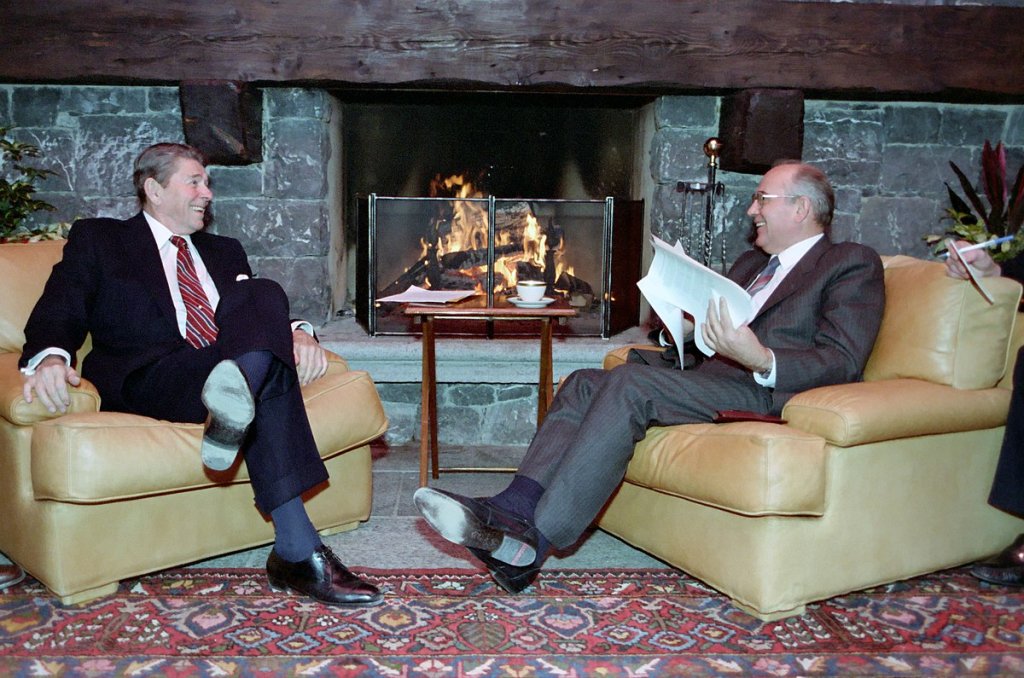 1200px-President_Ronald_Reagan_and_Soviet_General_Secretary_Mikhail_Gorbachev_at_the_first_Summit_in_Geneva,_Switzerland