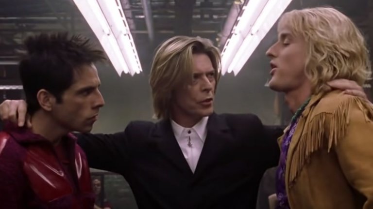 Дейвид Боуи в "Зулендър"
Тази кратка поява е сред приятните изненади. В комедията с Бен Стилър заради контекста - Боуи е властелин на сцената, а тук двамата основни персонажи се впускат в състезание кой ще дефилира по-зрелищно на модния подиум.
Музикантът играе себе си, докато подобно на рефер обяснява на героите на Стилър и Оуен Уилсън правилата на техния "сблъсък". Можете да го видите в HBO GO.