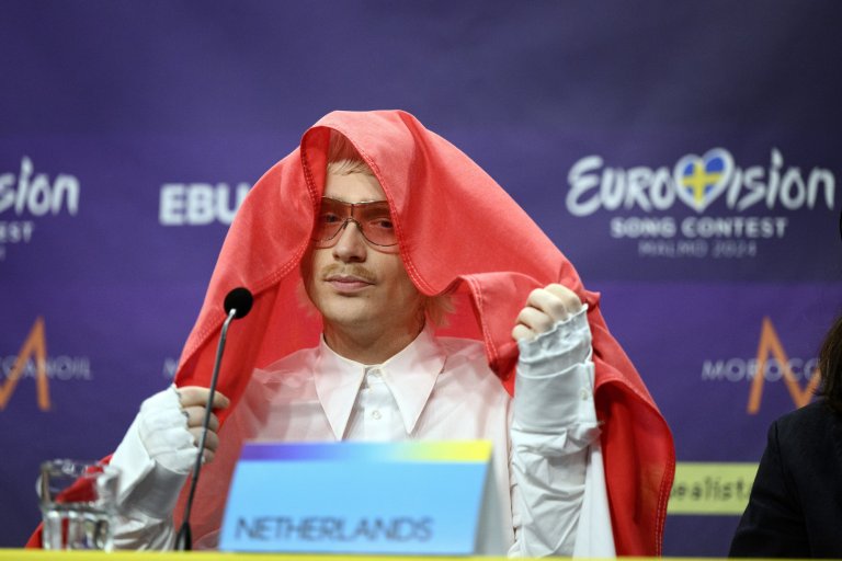 Йост Клайн по време на пресконференцията след втория полуфинал на "Евровизия" в четвъртък. Участникът от Нидерландия е покрил главата си със знамето на Нидерландия в знак на протест спрямо това, че е поставен до участничката от Израел.