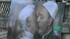 Под натиска на Ватикана от кампанията беше свалена снимка, на която Бенедикт XVI се целува с имама на джамията в Кайро
