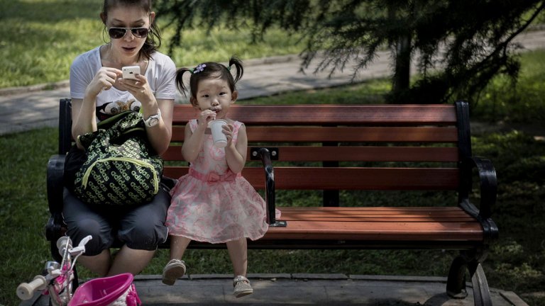 Раждаемостта в страната спада въпреки политиките