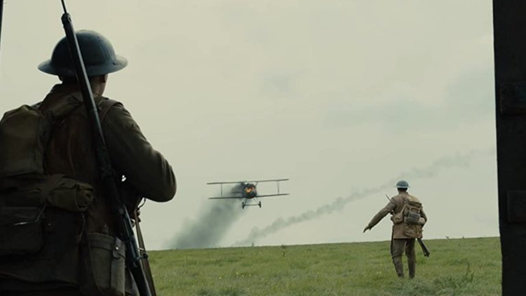 “1917”
Със сигурност лентата на Сам Мендес е най-доброто по темата, излязло през последните няколко години. Самият режисьор наистина майсторски представя походът на двама ефрейтори, които трябва да прекосят вражеска територия, за да предадат съобщение за прекратяване на атака, която би вкарала 1600 души в смъртоносен немски капан. 
Изключително прост сюжет, без дълбочина на героите и развитие на сериозна история. Всъщност истинската брилянтност е в кинематографичните техники, които показват премеждията на главните герои, докато те са в надпревара с времето.