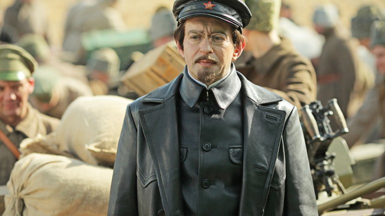 "Троцки" / "Троцкий" / Trotsky
Животът на една от най-спорните фигури в модерната история не само на Русия и СССР, но и на света е предаден по много интересен начин в този сериал. Годината е 1940 г., а укриващият се в Мексико Лев Троцки осъзнава, че за по-малко от година е успял да изгуби всичките си близки хора, а вечният му враг Сталин ще го преследва до смърт. Това го кара да започне да води борбата си по нов начин - с думи. И междувременно разказва своята история как от бедният еврейски юноша се превръща в един от пророците на една революция.
