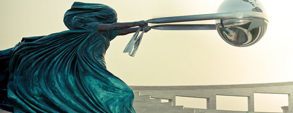 sculptures-defying-gravity-laws-of-physics-100-5a38c75e6fb2d__700