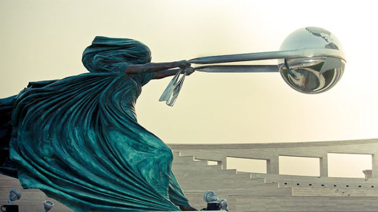 sculptures-defying-gravity-laws-of-physics-100-5a38c75e6fb2d__700