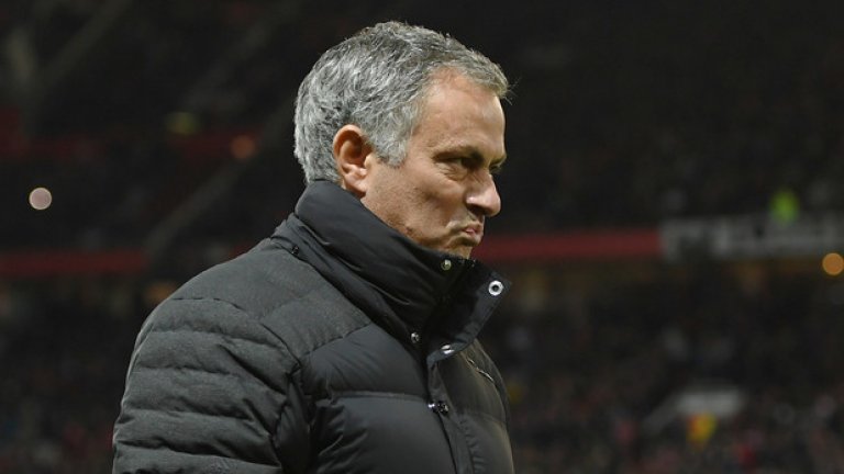 Червените картони на Моуриньо
Във Висшата лига с Юнайтед Моуриньо вече има толкова изгонвания от скамейката, колкото и победи на "Олд Трафорд". В последния мач той ритна бутилка край тъча, гневен заради жълт картон за симулация на Погба, и реферът му показа пътя към трибуните. Срещу Бърнли също си изпусна нервите и е очевидно, че никак не помага на отбора, когато не е на скамейката в решаващи моменти.