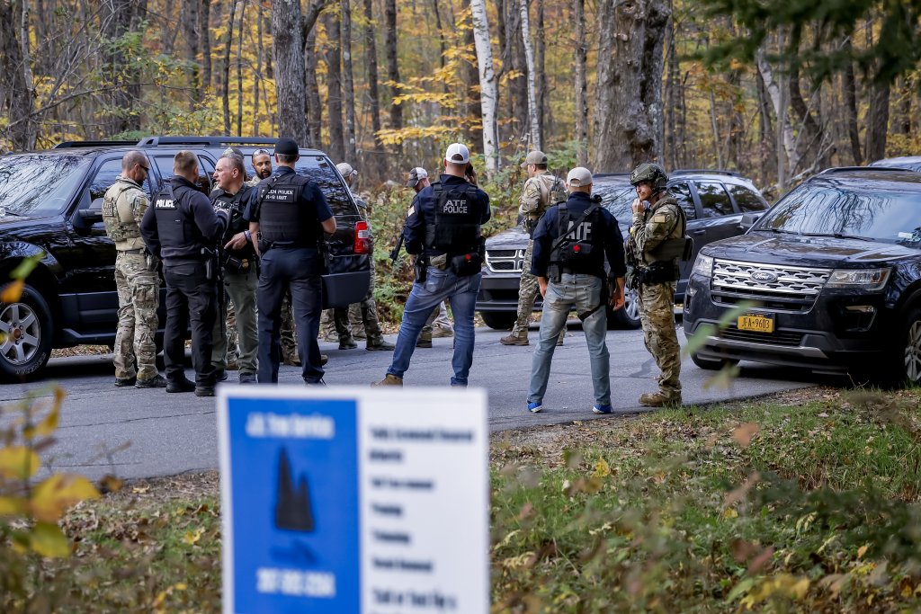 Повече от 24 часа полицията в САЩ издирва масовия убиец от Люистън