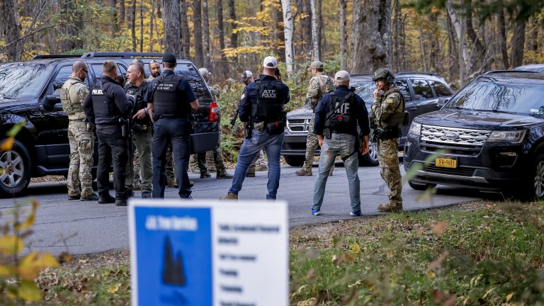 Повече от 24 часа полицията в САЩ издирва масовия убиец от Люистън