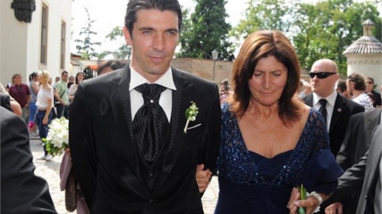 1. Наследствен спортист
Джиджи Буфон е роден в спортно семейство. Майка му – Мария Стела Масоко, е неколкократна държавна шампионка в тласкането на гюле и хвърляне на диск. Баща му също е гюлетласкач, част от националния отбор. Чичо му – Данте Анджело Масоко, е бивш професионален баскетболист, а сестрите му – Гуендалина и Вероника, са успешни волейболистки.