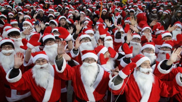 Сеул, Южна Корея, южнокорейците носят костюми на Дядо Коледа по повод насърчаване благотворителността. Събитието беше организирано, за да се осигурят подаръци за бедните. Коледа става все по-популярна в последните години в Южна Корея