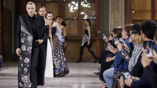Макси дължини 
Поли, рокли, якета и палта с дължина до земята също се нареждат сред препоръките на модните дизайнери, напомняйки за 90-те. Сега обаче материите и цветовете не се ограничават само до кожата и леопардовата шарка, а се простират в разнообразие от стилове за всеки вкус.