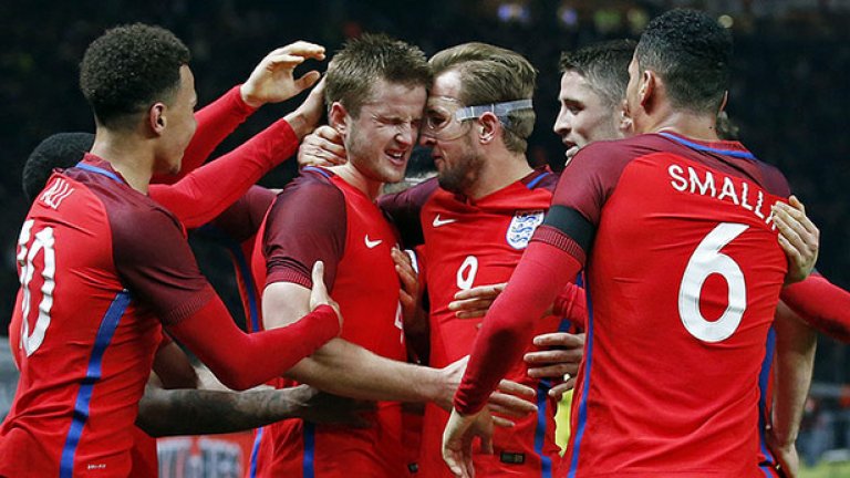 Англия – защитата
Веднъж поне Англия не може да се оплаче от атаката си. Този път защитата, на която толкова много разчитаха „трите лъва“ преди, може да ги провали. Крис Смолинг имаше израстване, но все още не е нито Джон Тери, нито Рио Фърдинанд. Джон Стоунс и Гари Кейхил не бяха убедителни този сезон. Люк Шоу е контузен, Лейтън Бейнс не бе селектиран, което оставя левия фланг на рисковия Дани Роуз или на позабравения Райън Бъртранд. Отдясно пък ще действат Натаниел Клайн или Кайл Уокър. Друг проблем – Уей Рууни... Дали и къде Рой Ходжсън ще му намери най-правилното място?