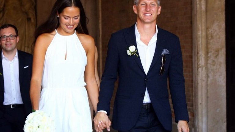 Миналата седмица бившата №1 в света сключи брак с футболната звезда Бастиан Швайнщайгер след пищна 3-дневна сватба във Венеция, а сега двамата са на меден месец.