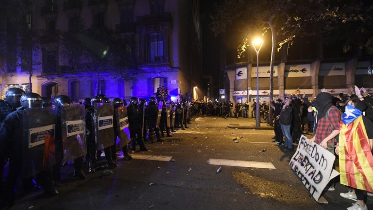 Сблъсъци между полиция и протестиращи в Барселона