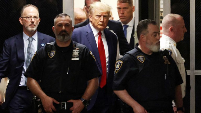 Арестуваха Доналд Тръмп, а той обяви, че е невинен по 34 обвинения (Снимки)