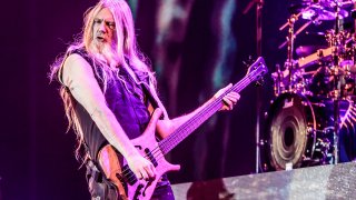 Музикантът изразява разочарованието си от музикалната индустрия и говори за депресията си