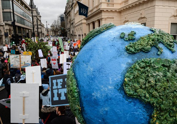 Над 570 000 души в 170 държави по света протестираха за ефективна борба с климатичните промени, в навечерието на международната конференция за климата, която се открива днес в покрайнините на Париж. 

На снимката: протестите в Лондон, 29 ноември