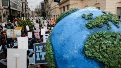 Над 570 000 души в 170 държави по света протестираха за ефективна борба с климатичните промени, в навечерието на международната конференция за климата, която се открива днес в покрайнините на Париж. 

На снимката: протестите в Лондон, 29 ноември
