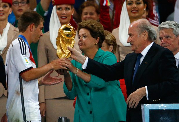 Президентът на Бразилия Дилма Русеф и Сеп Блатер награждават новите световни шампиони