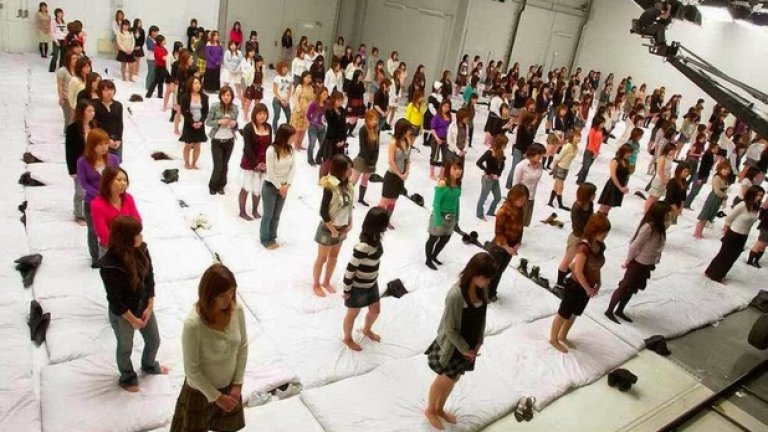 Най-голямата оргия в света
Местоположението на най-голямата документирана "оргия" в света отново е в Япония. Рекордът за най-голям  "ганг банг" принадлежи на 500 души, събрани на едно и също място по едно и също време. За съжаление, тази оргия никак не се оказва толкова безгрижна, защото по същото време има снимачен екип. Всъщност изобщо не е имало секс с непознати. Реално това са 250 двойки, като всеки е правил секс с този, който е довел със себе си. А още по-лошото е, че цялото това нещо е било режисирано, за да може да се продава след това на DVD