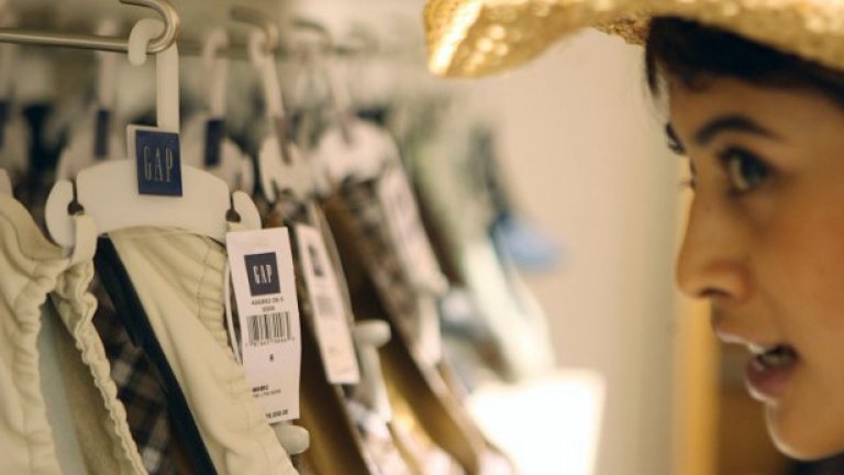 Не толкова отдавна, имитаторите се концентрираха ексклузивно върху елитни марки като Prada и Gucci. Но след пет години на икономическа криза, производителите на фалшиви стоки започнаха да бълват продукция и за хората с по-скромни вкусове и бюджети