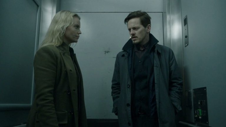 Broen / Мостът 
Шведско-датският криминален сериал „Мостът“ проследява работата на полицай Сага Норен от шведския град Малмьо и колегата й от Дания. На пръв поглед Сага се вписва в поредицата от странни полицаи, но благодарение на актрисата София Хелин образът й е по-различен от всичко, появявало се на екран.
Сериалът не спестява нищо на зрителя - нито внезапно бликналата кръв - вследствие на неочакван взрив, нито сложността на човешките отношения, в които емоцията и разумът постоянно воюват; нито конфузната жестокост на днешното време, в което либерализмът и традиционализмът разнасят по света своята пропаганда по еднакво неприятен начин.
В края на втори сезон зрителите се партньора й Мартин, за да посрещнат Хенрик, а трети сезон завърши с обещание в следващия да видим една различна Сага.