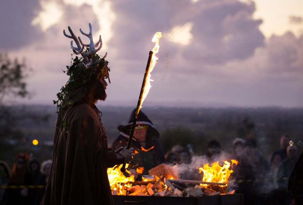 Neopagan_celebrating_Samhain