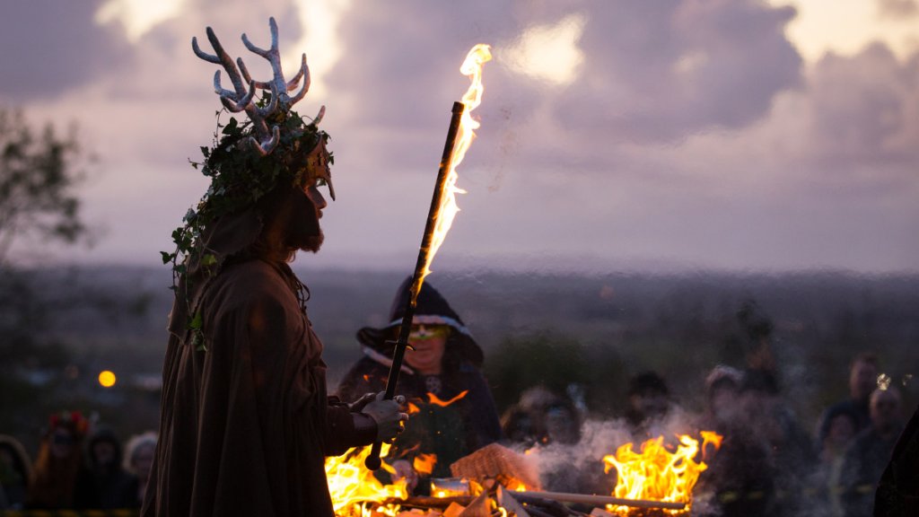 Neopagan_celebrating_Samhain