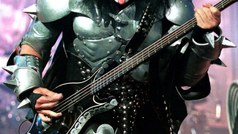 3. Джийн Симънс (Kiss) – учителят, който искаше по-голям "клас"
Когато видите някоя от стряскащите сценични снимки на легендарния китарист на Kiss едва ли си мислите, че е възможно този човек да работи с деца. Но е факт – Симънс е бил учител. В продължение на няколко месеца е преподавал на шестокласници в Манхатън. Напуснал, когато осъзнал, че "публиката" му от 40 деца е твърде малка. Искал да е на сцена пред 40 000 души. Освен като учител, в професионалната си кариера Симънс има и друга интересна професия - бил е помощник на редактора на модното списание Vogue.