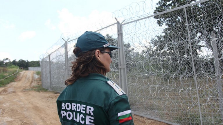 България строи ограда по цялата граница с Турция, но се оказа, че съществуващото 30-километрово телено съоръжение, наследство от кабинета "Орешарски", се преодолява буквално за няколко минути