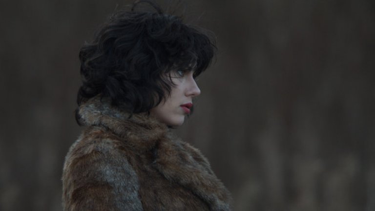 В "Под кожата" (Under the skin, 2013)