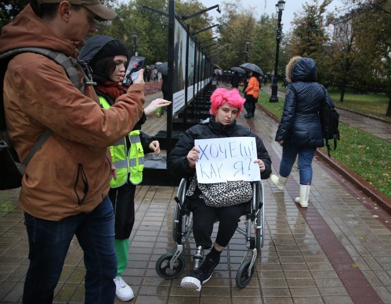 "Искаш ли да бъдеш като мен?" гласи плакат, държан от жена в инвалидна количка по време на митинг в Москва.