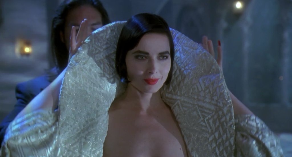 Изабела Роселини като Лисел фон Рюман в \"Смъртта й прилича\" (1992)
Освен в \"Синьо кадифе\", дъщерята на Роберто Роселини и Ингрид Бергман постига не по-малък успех и с малката роля на богатата Лисел фон Рюман - седемдесет и една годишна жена, коят