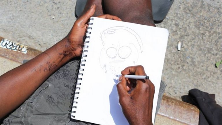 Рисувам мъжа, който ме изнасили, гласи информацията към снимката
