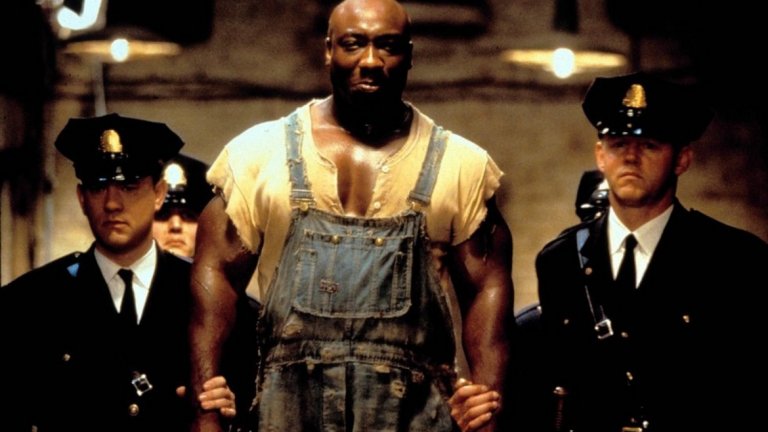 The Green Mile / "Зеленият път"
Самата тема за смъртното наказание и за несправедливостта, обричаща човек на смърт, е повод за дълбоко осмисляне. Когато обаче говорим за "Зеления път", нещата са издигнати на съвсем ново ниво. Филмът представя историята на надзирателя Пол Еджкомб, изигран от Том Ханкс, който с мъка си спомня за един свой затворник - гиганта с добро сърце Джон Кофи (Майкъл Кларк Дънкан), който има силата да вдъхва обратно живот или да го отнема само с докосване. Самата история е изключително тежка и раздиряща сърцето и накрая няма как да не ви остави със сълзи в очите.
