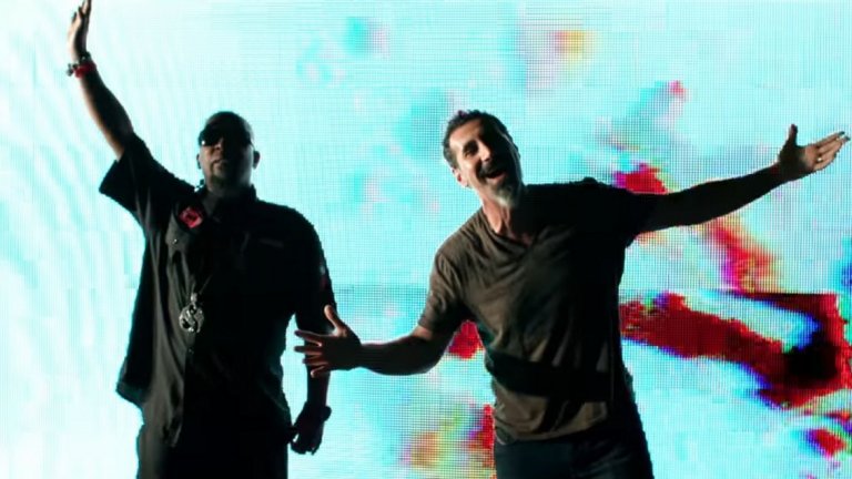 Tech 9ine feat. Serj Tankian – Straight Out The Gate
Една не чак толкова популярна колаборация, която обаче заслужава внимание. След като System of A Down излязоха в една продължаваща твърде дълго почивка (с изключение на няколко концерта), вокалистът на бандата Серж Танкян направи няколко интересни проекта, в които все повече се отдалечава от стила, с който повечето фенове го свързват. Едно от най-смелите решения е обща песен с рапъра Tech 9ine, която обаче е много добро попадение.