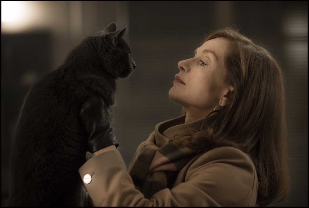 \"Tя\" (Elle, 2016)
\"Тя\" е събитие в киното за 2016 г. И макар да няма и една година от премиерата на филма, той вече бетонира позицията си сред най-добрите филми от европейското кино. Пол Верховен е режисьор на психологическия трилър, адаптация по