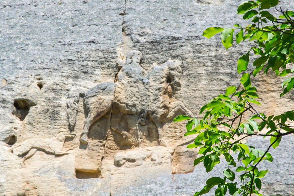 1280px-Мадарски_конник,_скален_релеф