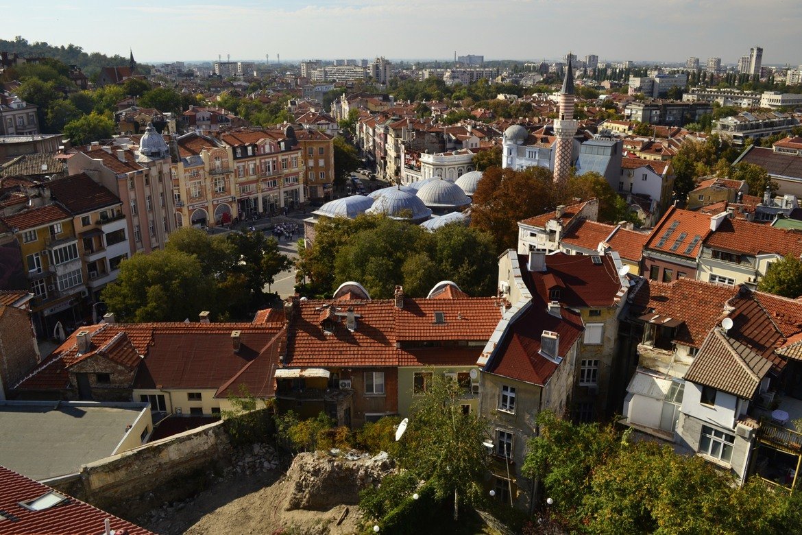 Оттук се виждат и някои от забележителностите на Пловдив като Джумая джамия и часовниковата кула на Сахат тепе