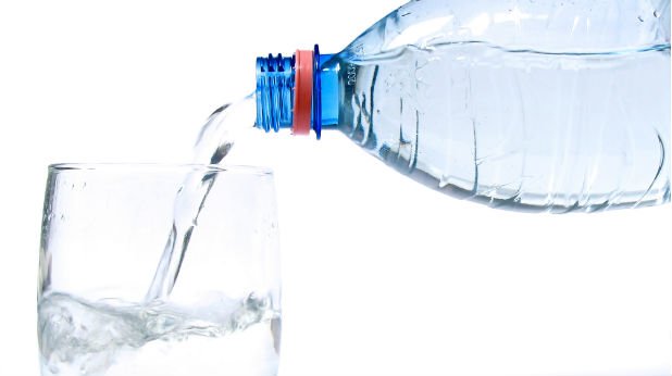 6. Пийте повече вода
Консумацията на вода е основен фактор към всяка здравословна диета, независимо от целите. В допълнение към добрата хидратация ще получите и други ползи, като регулиране чувството на глад. Ако тежите 70 килограма, здравословното количество вода би било между 2,5 и 4 литра на ден. Кофеинови напитки, натурални сокове, смутита и др. не бива да се причисляват към минималните препоръчителни количества вода.
