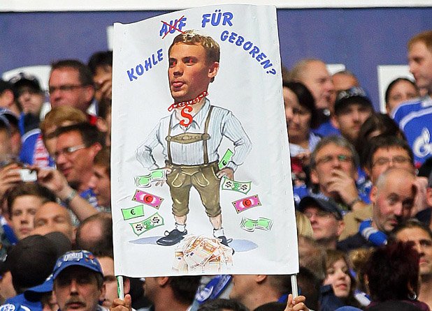 Нойер премина от Шалке в Байерн преди 4 години, след което е приветстван с обидни плакати и надписи при всяко завръщане на стадиона на родния си отбор.