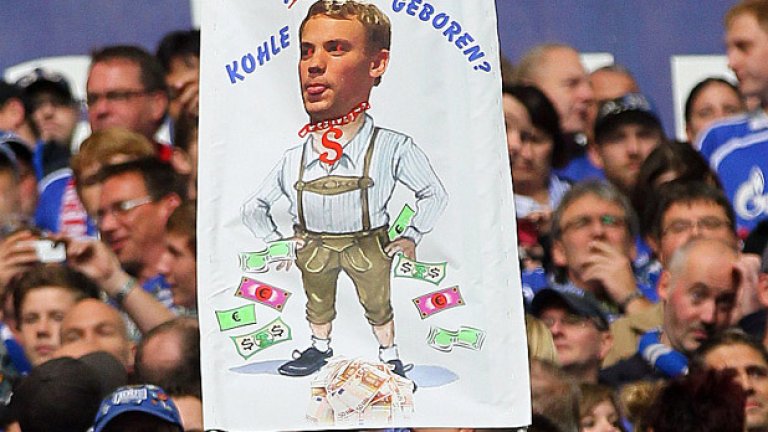 Нойер премина от Шалке в Байерн преди 4 години, след което е приветстван с обидни плакати и надписи при всяко завръщане на стадиона на родния си отбор.
